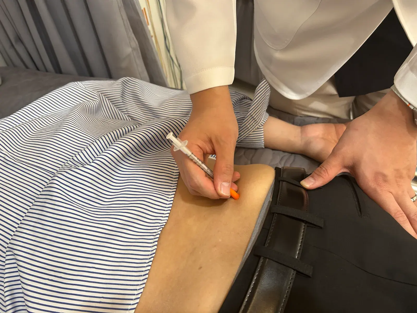 두꺼비365한의원에서 환절기 면역 관리를 위한 약침 진료를 하는 김동영 원장