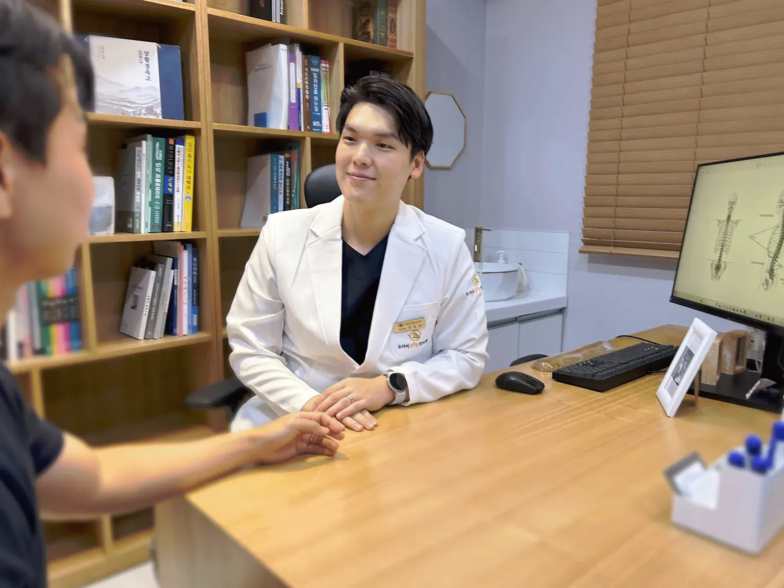 두꺼비365한의원 진료실에서 환자와 상담하는 김동영 원장