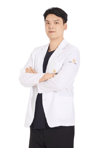 두꺼비365한의원 김동영 대표원장 (흰 가운, 정면)