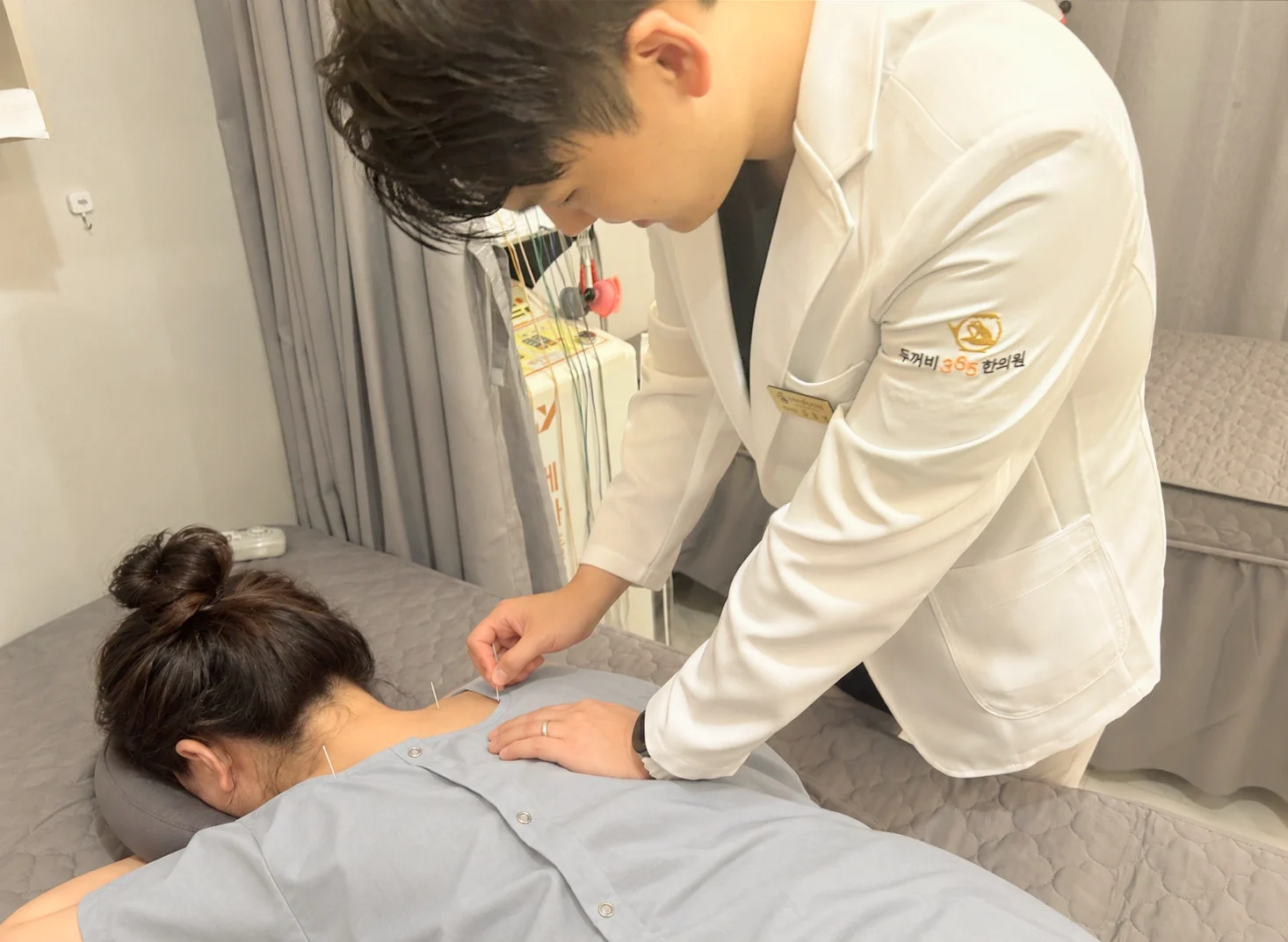 목 뒤에 침을 놓는 원장님