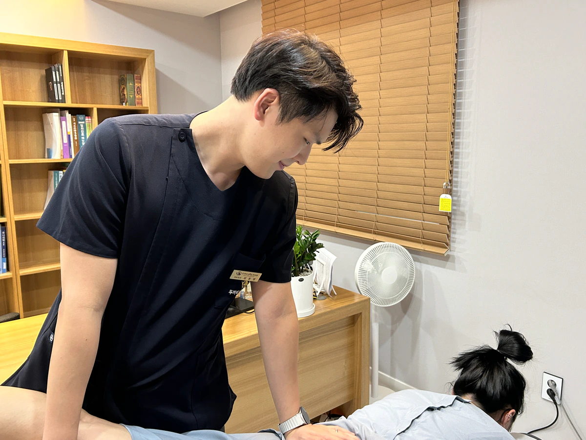 진료실에서 추나 진료를 하는 모습