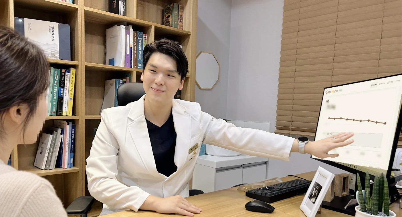 진료 화면을 보며 설명하는 원장님