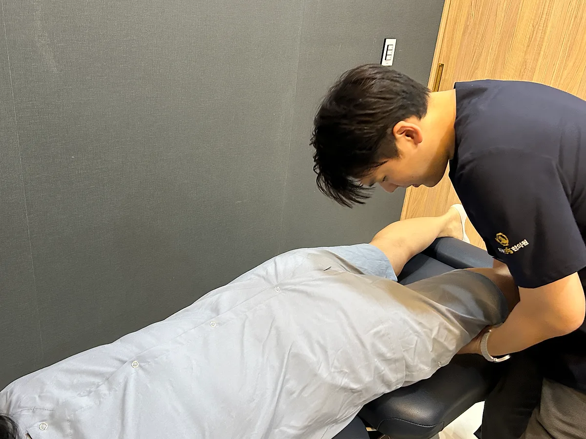 두꺼비365한의원에서 목·어깨 부위를 진료하는 모습