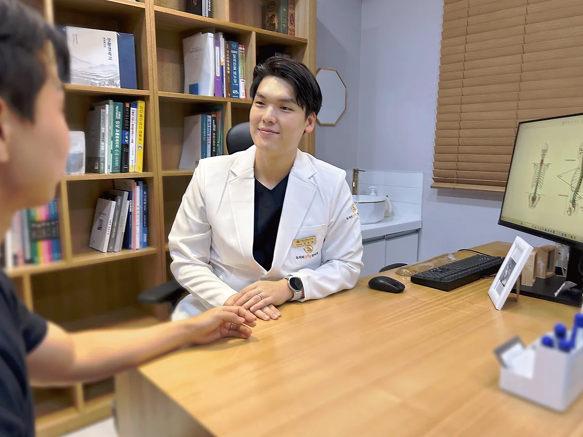 두꺼비365한의원에서 교통사고 후 회복 관리를 상담하는 모습