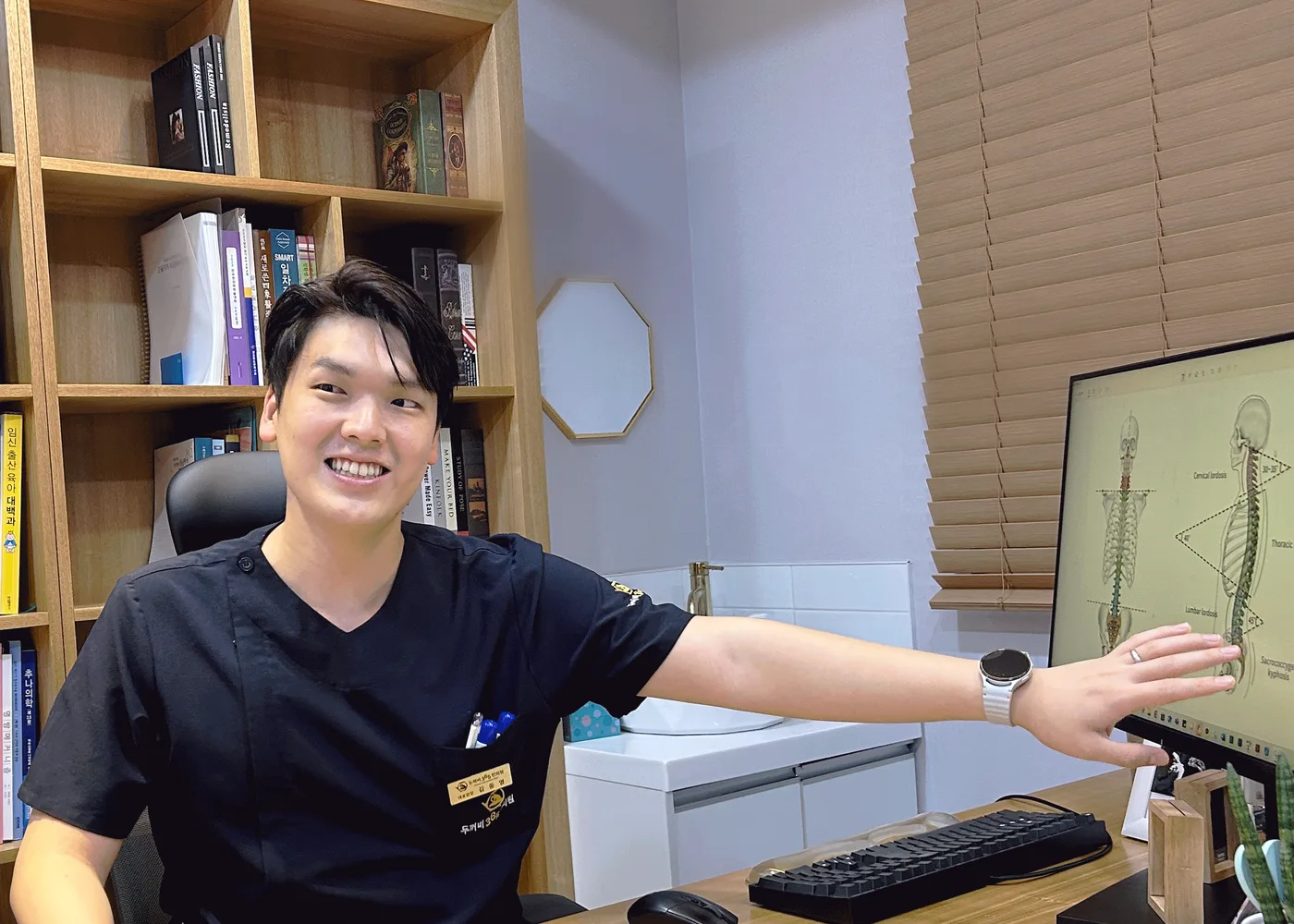 두꺼비365한의원 김동영 대표원장이 교통사고 환자에게 그날의 몸 상태를 확인하며 설명하는 모습