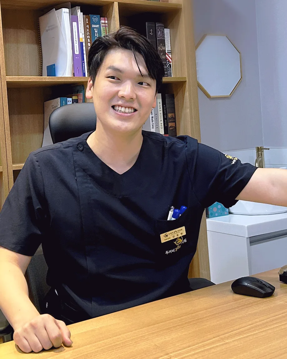 두꺼비365한의원 김동영 대표원장 (진료실에서 환자를 보며 웃는 모습)