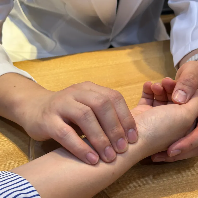 손목을 짚어 진맥하는 모습