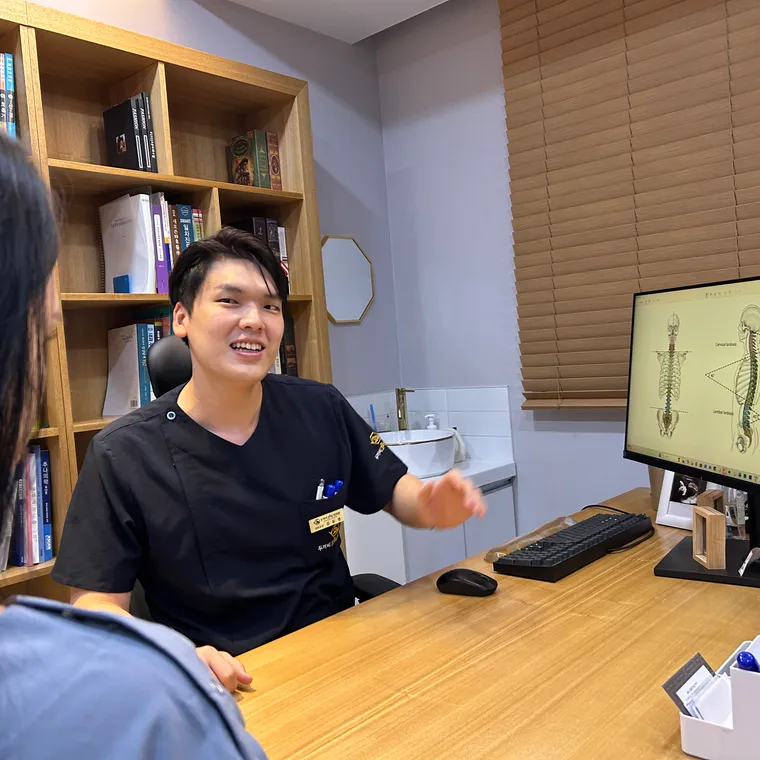 원장이 환자와 마주 앉아 이야기하는 모습